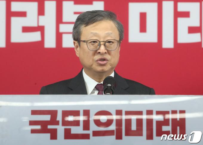 유일준 국민의미래 공천관리위원장이 18일 오후 서울 여의도 중앙당사에서 기자회견을 갖고 제22대 국회의원선거(총선) 비례대표 후보자 순번을 발표하고 있다. 2024.3.18/뉴스1 ⓒ News1 임세영 기자