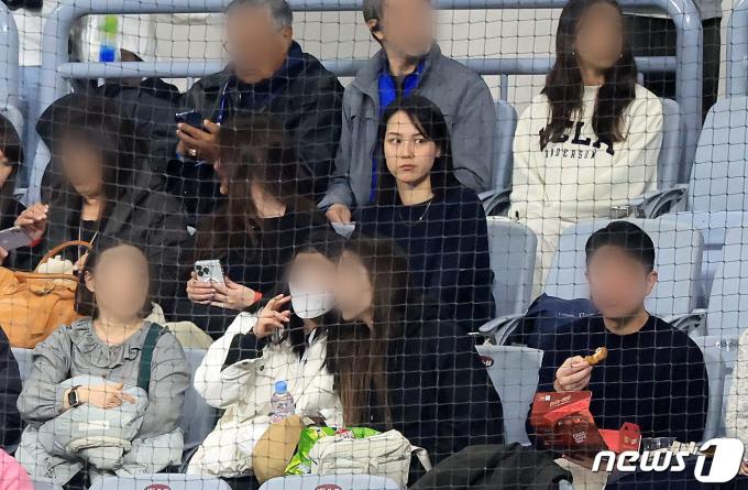 [사진] '슈퍼스타' 오타니 응원 나선 아내 다나카 마미코