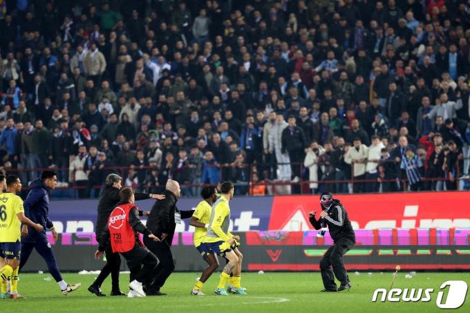 선수와 팬들간 난투극이 벌어진 튀르키예 프로축구.  ⓒ AFP=뉴스1