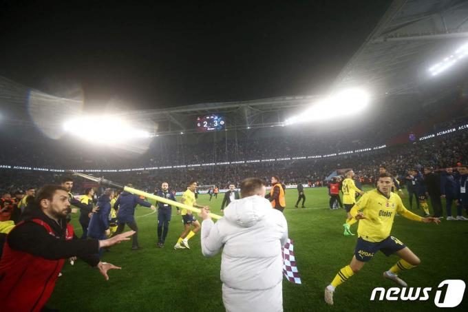 선수와 팬들간 난투극이 벌어진 튀르키예 프로축구.  ⓒ AFP=뉴스1