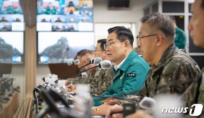 신원식 국방부 장관이 7일 B-1 문서고를 방문, ‘자유의 방패(FS)’ 연합연습 현장을 점검하고 있다. (국방부 제공) 2024.3.7/뉴스1