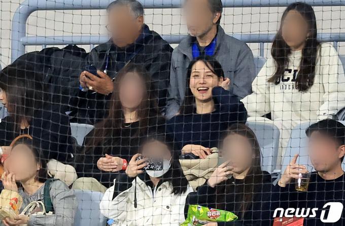 [사진] 오타니 경기 관전 나선 아내 다나카 마미코