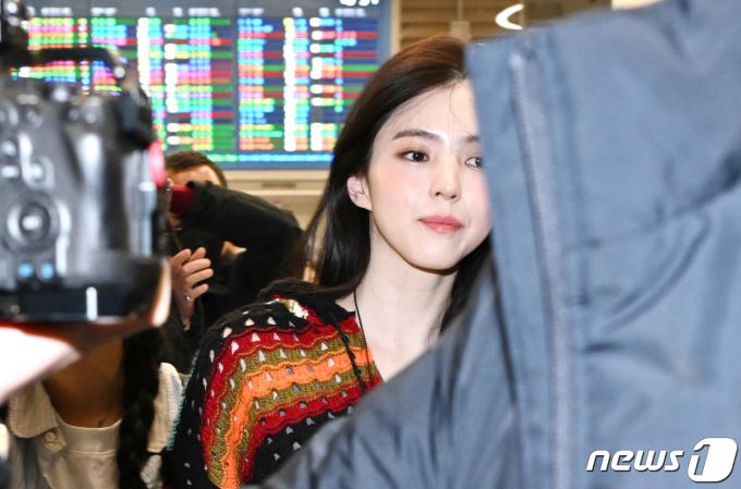 류준열과 열애중인 배우 한소희(29)가 18일 미국 하와이 여행을 마친 뒤 귀국하고 있다. (공동취재) ⓒ News1 권현진 기자