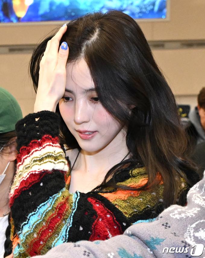 류준열과 열애중인 배우 한소희(29)가 18일 미국 하와이 여행을 마친 뒤 귀국하고 있다. (공동취재) ⓒ News1 권현진 기자