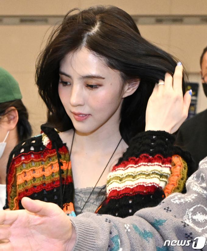 류준열과 열애중인 배우 한소희(29)가 18일 미국 하와이 여행을 마친 뒤 입국하고 있다. (공동취재)  ⓒ News1 권현진 기자