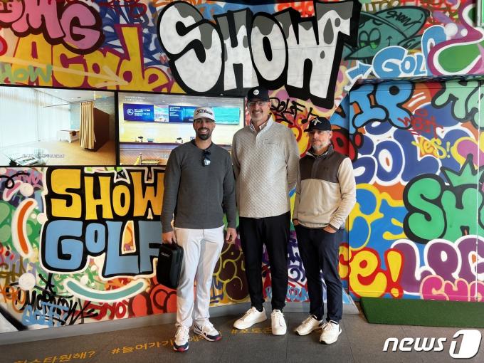 로버트 반 스코욕(왼쪽) LA 다저스 타격코치가 18일 서울 강서구 쇼골프 김포공항점에 일행들과 방문해 기념 촬영을 하고 있다. (쇼골프 제공)
