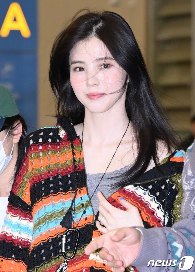 류준열과 열애중인 배우 한소희(29)가 18일 미국 하와이 여행을 마친 뒤 귀국하고 있다. (공동취재) 2024.3.18/뉴스1 ⓒ News1 권현진 기자