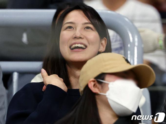 [사진] 오타니의 그녀 다나카 마미코 '함박 미소'