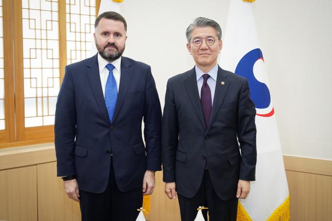 김홍균 외교부 1차관이 18일 로베르토 쿠피에츠키 폴란드 외교차관과 만나 기념촬영을 하고 있다.(외교부 제공)
