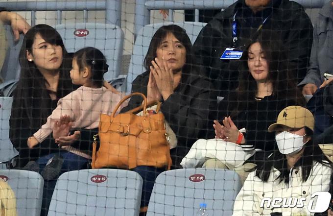 [사진] 아들 응원하는 오타니의 모친 카요코