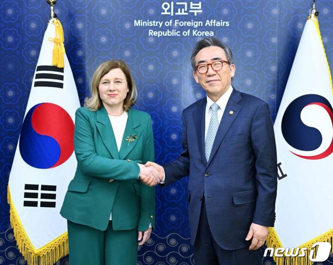 조태열 외교부 장관, 베라 요우로바 유럽연합(EU) 집행위원회 부위원장.(외교부 제공)