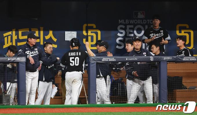 18일 서울 고척스카이돔에서 열린 팀 코리아와 로스앤젤레스(LA) 다저스의 미국 프로야구(MLB) 서울시리즈 연습 경기. 3회초 1사 3루 상황에서 역전 희생타를 날린 팀 코리아 강백호가 더그아웃으로 들어와 동료들의 축하를 받고 있다. (공동취재) 2024.3.18/뉴스1 ⓒ News1 김진환 기자