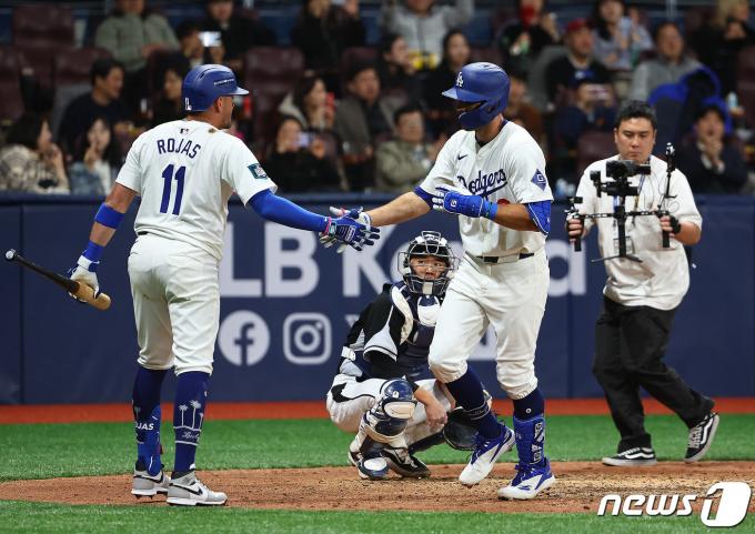 18일 서울 고척스카이돔에서 열린 팀 코리아와 로스앤젤레스(LA) 다저스의 미국 프로야구(MLB) 서울시리즈 연습 경기. 7회말 LA 다저스 선두타자 크리스 테일러가 솔로홈런을 친 뒤 홈으로 들어오며 미겔 로하스의 축하를 받고 있다. (공동취재) 2024.3.18/뉴스1 ⓒ News1 김진환 기자