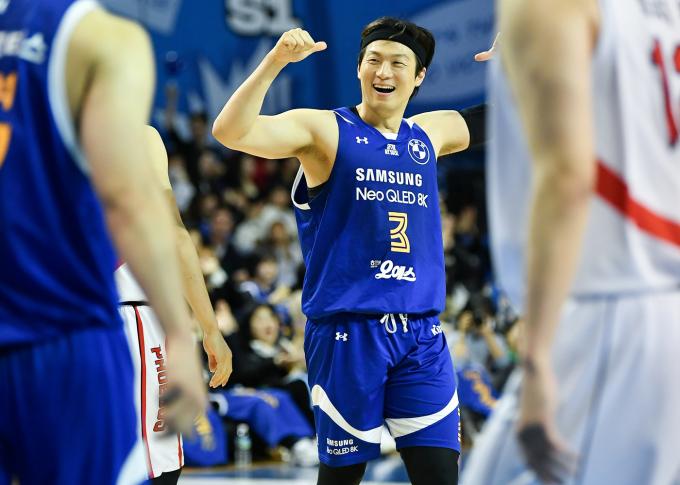 서울 삼성 이정현이 18일 열린 프로농구 울산 현대모비스전에서 결정적 3점 슛을 넣으며 팀의 역전승을 이끌었다. (KBL 제공)