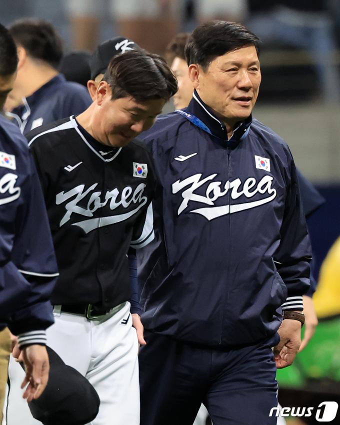 [사진] 허구연 KBO 총재, 팀 코리아 선전에 미소 가득