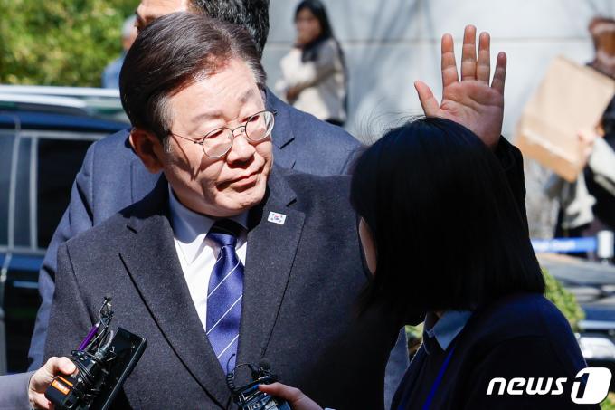이재명 더불어민주당 대표가 18일 오후 서울 서초구 중앙지방법원에서 열린 위증교사 혐의 관련 공판에 출석하며 지지자들을 향해 손들고 있다. 2024.3.18/뉴스1 ⓒ News1 안은나 기자