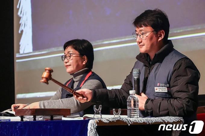 [사진] 의사봉 두드리는 양경수 위원장