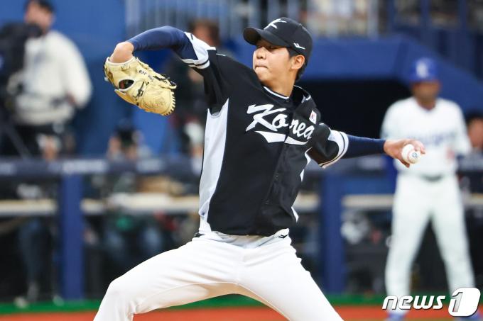 18일 오후 서울 구로구 고척스카이돔에서 미국프로야구(MLB) 공식 개막시리즈를 앞두고 열린 로스앤젤레스 다저스(LA)와 팀코리아의 경기, 6회말 2사 주자 없는 상황 팀코리아 황준서가 LA 다저스 미겔 바르가스를 삼진으로 잡아내며 이닝을 마무리하고 있다. (공동취재) 2024.3.18/뉴스1 ⓒ News1 김진환 기자