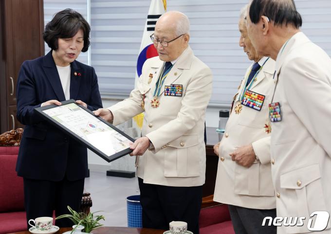 강정애 국가보훈부 장관이 25일 서울 강동구 호국영웅보훈회관에서 손희원 대한민국6·25참전유공자회장에게 '영웅의 제복' 액자와 부산 동신초등학교 학생들의 감사 손편지가 담긴 액자를 헌정하고 있다. 2024.1.25/뉴스1 ⓒ News1 이동해 기자