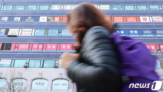 서울 양천구 목동 학원가 앞으로 시민이 지나가고 있다. /뉴스1 ⓒ News1 김도우 기자