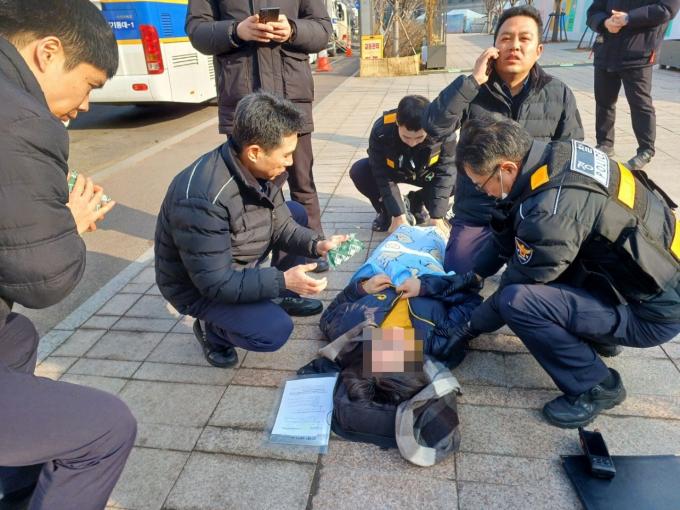 지난 14일 오전 8시50분쯤 서울경찰청 57기동대 소속 유홍기 경사와 이준희 순경이 서울시청 앞에서 쓰러진 60대 여성 박 모 씨를 구조하는 모습. (서울경찰청 제공)