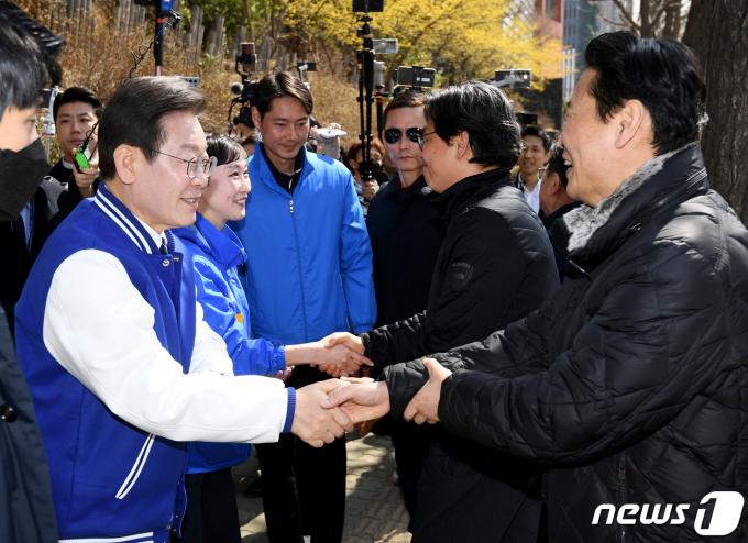 이재명 더불어민주당 대표와 이지은 마포갑 국회의원 선거 후보가 18일 오전 서울 마포구 경의선숲길과 백범로 일대로 돌며 시민들에게 지지를 호소하고 있다. (공동취재) 2024.3.18/뉴스1 ⓒ News1 송원영 기자