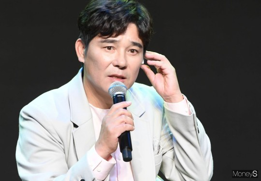 검찰이 소시에테제네랄(SG) 증권발 주가폭락 사태 핵심 인물인 라덕연 대표에게 거액을 투자한 가수 겸 배우 임창정(51)을 피의자 신분으로 조사했다. 사진은 지난 2020년 10월 경기 파주시 에스아이엠 엔터테이먼트 사옥에서 열린 정규 16집 타이틀곡 '힘든 건 사랑이 아니다' 발매 기념 쇼케이스 무대에 오른 가수 임창정. /사진=장동규 기자