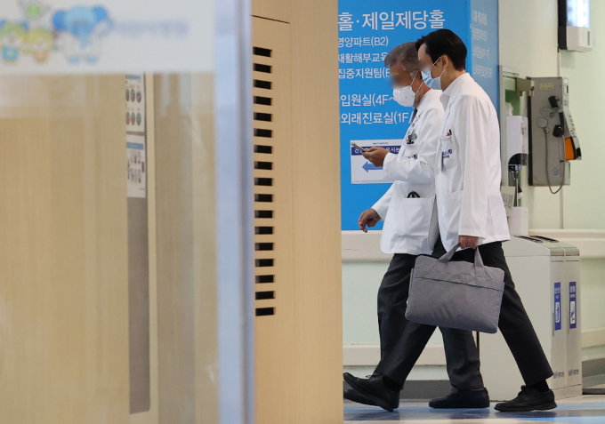의료계와 정부의 갈등이 점차 심화하면서 정부가 이번주에 공개하는 의대 정원 발표 계획에 귀추가 집중되고 있다. 서울대학교 의과대학 교수협의회 비상대책위원회 소속 교수들이 18일 서울 종로구 서울대학교병원 어린이병원에서 열린 비상대책위원회 총회에 참석하고 있다. /사진=뉴스1