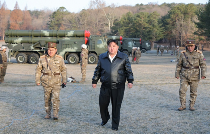 김정은 북한 노동당 총비서는 직접 초대형 방사포 사격훈련 현장 지도에 나섰다. 사진은 19일 북한 노동당 기관지 노동신문이 보도한 초대형 방사포 사격훈련 현장 지도에 나선 김 총비서. /사진=뉴스1(노동신문)