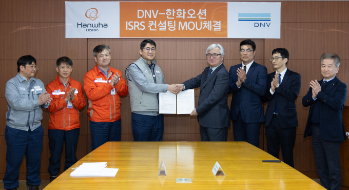 이길섭 한화오션 부사장(왼쪽에서 네번째)과 이장섭 DNV Business Assurance Korea 대표이사(왼쪽에서 다섯번째)가 ISRS 등급 평가 컨설팅 양해각서(MOU)를 체결 했다. /사진=한화오션