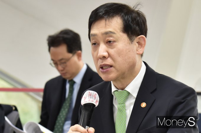 [머니S포토] 금융위 김주현 