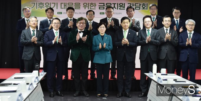 [머니S포토] 기후위기 대응 한마음 한뜻… 드레스코드 통일한 민·관