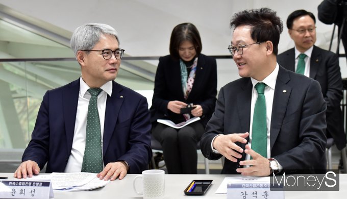 [머니S포토] 기후위기 대응 금융지원 간담회,  대화 나누는 산은 강석훈·수출입 윤희성