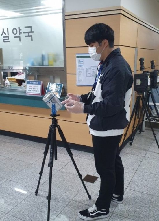 경기도의 한 관계자가 다중이용시설의 실내공기질을 측정하고 있다 . / 자료제공=경기도
