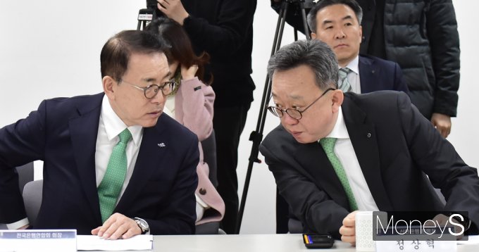 [머니S포토] 의견 나누는 은행련 조용병 · 신한 정상혁