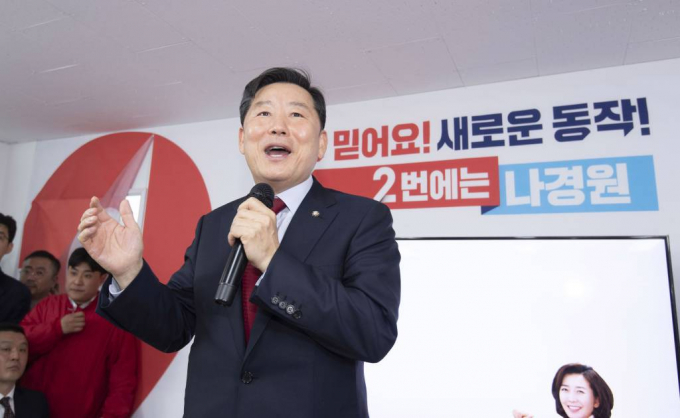 이철규 국민의힘 인재영입위원장이 비례대표 공천에 대해 당을 정면으로 비판하자 그 배경에 '윤-한' 갈등이 자리한다는 해석이 나온다. 사진은 지난 12일 오후 서울 동작구에 문을 연 나경원 후보 선거사무소 개소식에서 축사를 하는 이철규 국민의힘 인재영입위원장. /사진= 뉴시스 