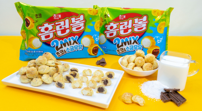 해태제과가 오리지널 초코맛과 신메뉴인 소금우유 두가지 맛이 한봉지에 들어있는 '홈런볼 2MIX'를 출시했다. /사진=해태제과