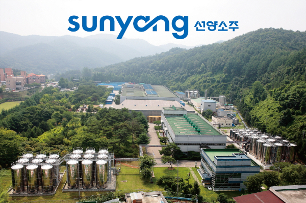 충청권 대표 주류기업 맥키스컴퍼니가 선양소주로 사명을 변경한다. 사진은 선양소주 로고와 공장 풍경.  /사진=선양소주 제공 