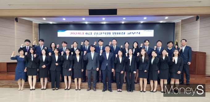 정재헌 농협은행 전남본부장이 지난 18일 지역출신 신입행원 22명에게 임용장을 수여한 뒤 힘찬 출발을 응원하며 화이팅을 외치고 있다/사진=농협전남본부 제공.