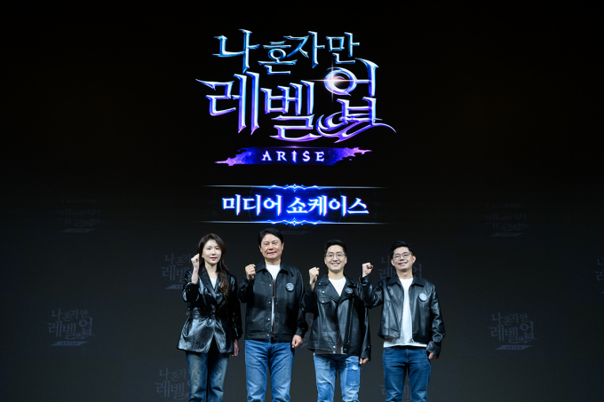 넷마블은 19일 서울 구로구 지타워에서 '나 혼자만 레벨업' IP기반 최초 게임 나 혼자만 레벨업:어라이즈의 미디어 쇼케이스를 개최했다. (왼쪽부터) 조신화 넷마블 사업그룹장, 권영식 넷마블·넷마블네오 대표, 김준성 넷마블네오 개발총괄 본부장, 진성건 넷마블네오 개발PD/사진=넷마블