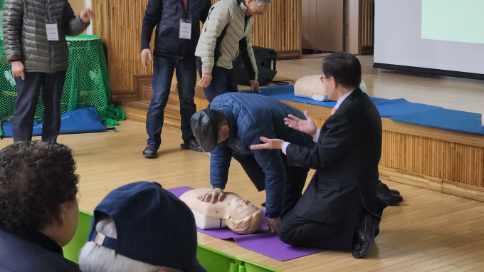 '2024년 어르신 일상생활 위기 예방을 위한 소방화재 및 안전교육'에서 교육에 참석한 어르신들이 심폐소생술(CPR)을 직접 체험하고 있다. /사진제공=여주시