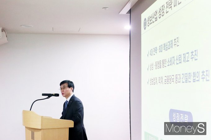 [머니S포토] 김철주 회장, 생보산업 성장전략 수립