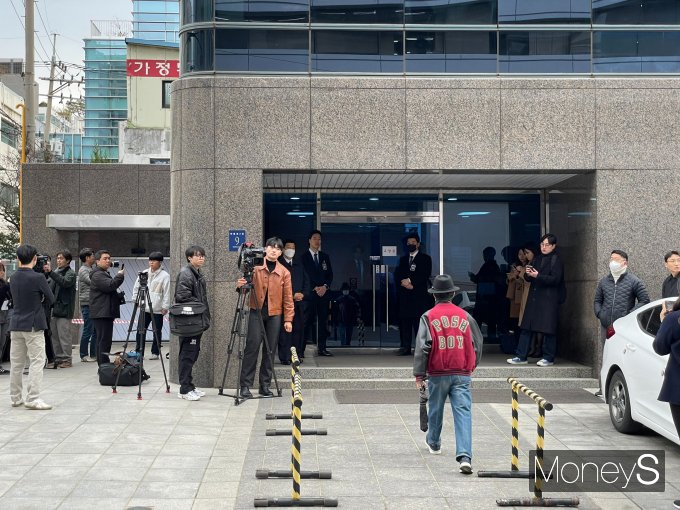 19일 고려아연 정기 주주총회가 열린 서울 강남구 논현동 영풍빌딩 별관에 취재진이 몰려있다. / 사진=이한듬 기자
