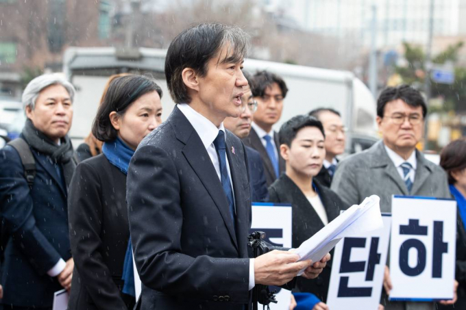 조국 조국혁신당 대표가 이종섭 주호주대사의 귀국과 황상무 대통령실 시민사회수석의 경질을 요구했다. 사진은 19일 용산 대통령실 앞에서 기자회견을 열고 윤석열 대통령이 '민생토론회'를 빙자해 관권선거운동을 한다고 주장하는 조 대표. /사진= 뉴스1