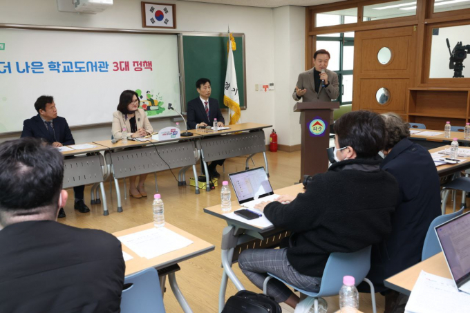 임태희경기도교육감(가운데)이 19일 의순초에 서 경기도교육청3대정책 브리핑을하고 있다. / 사진제공=경기도교육청