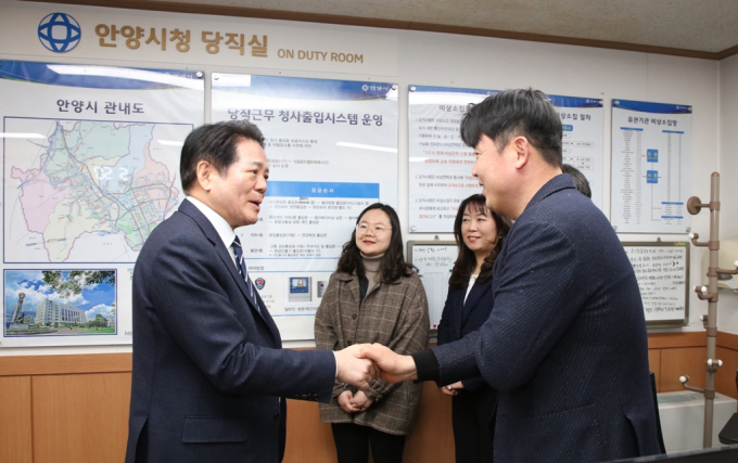 최대호 안양시장(왼쪽)이 양성 통합당직이 처음 운영되는 18일 오후 6시께 당직실을 방문해 직원들을 격려하고 있다. / 사진제공=안양시
