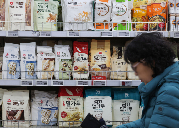CJ제일제당이 일반 소비자 판매용 밀가루 제품 3종 가격을 인하한다. 사진은 서울 시내 대형마트에 진열된 밀가루로 기사와 직접적인 관련 없음. /사진=뉴시스