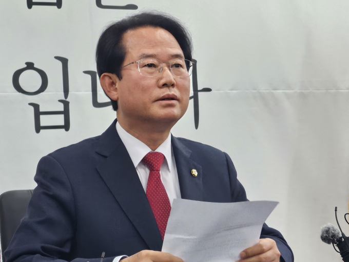 류성걸 국민의힘 의원(대구 동구갑)이 4·10 총선 불출마하겠다고 밝혔다. 사진은 류 의원이 19일 대구 수성구 국민의힘 대구시당에서 기자회견을 열고 4·10 총선 불출마를 선언하는 모습. /사진=뉴스1