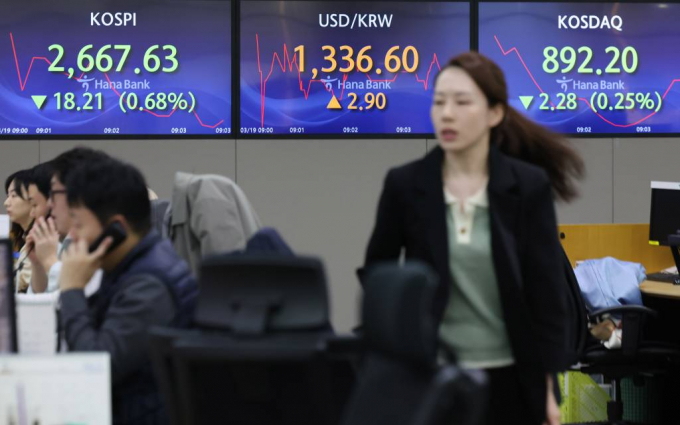 19일 오전 서울 중구 하나은행 딜링룸에서 딜러들이 업무를 보고 있다./사진=뉴시스 