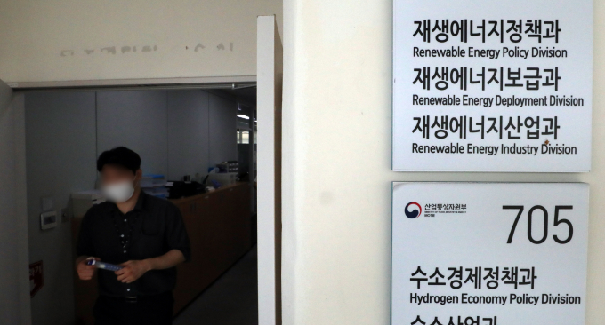 새만금 태양광 사업 비리 의혹을 수사 중인 검찰이 육상 태양광 사업 공사 수주를 알선한 후 금품을 받은 브로커를 구속했다. 사진은 지난해 7월 서울북부지검 국가재정범죄합수단이 세종시 정부세종청사 산업통상자원부 등을 압수수색할 당시 재생에너지정책관실의 모습. /사진=뉴시스